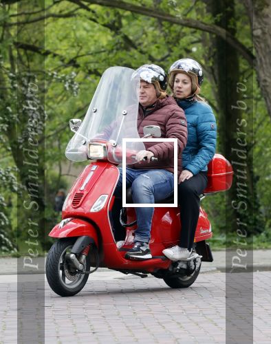 Amsterdam 21 mei 2021
Martijn Krabbe met zijn vrouw Deborah op zijn vespa scooter