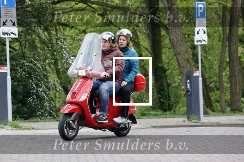 Amsterdam 21 mei 2021
Martijn Krabbe met zijn vrouw Deborah op zijn vespa scooter