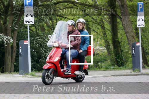 Amsterdam 21 mei 2021
Martijn Krabbe met zijn vrouw Deborah op zijn vespa scooter