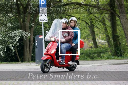 Amsterdam 21 mei 2021
Martijn Krabbe met zijn vrouw Deborah op zijn vespa scooter