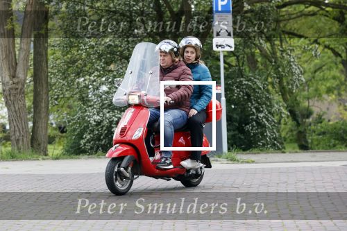 Amsterdam 21 mei 2021
Martijn Krabbe met zijn vrouw Deborah op zijn vespa scooter