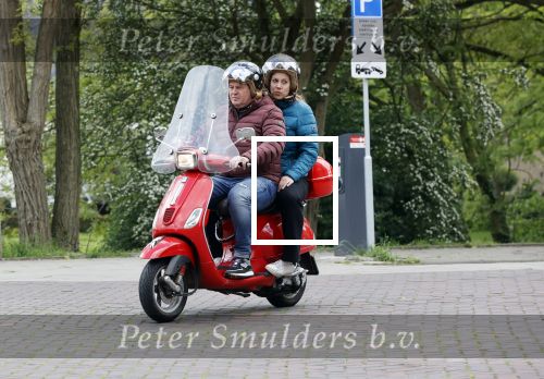 Amsterdam 21 mei 2021
Martijn Krabbe met zijn vrouw Deborah op zijn vespa scooter