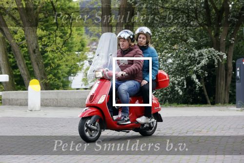Amsterdam 21 mei 2021
Martijn Krabbe met zijn vrouw Deborah op zijn vespa scooter
