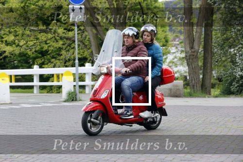 Amsterdam 21 mei 2021
Martijn Krabbe met zijn vrouw Deborah op zijn vespa scooter