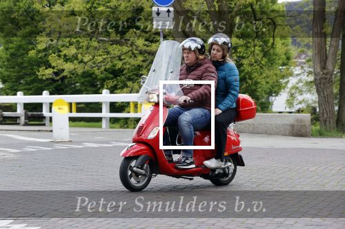 Amsterdam 21 mei 2021
Martijn Krabbe met zijn vrouw Deborah op zijn vespa scooter