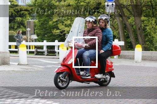 Amsterdam 21 mei 2021
Martijn Krabbe met zijn vrouw Deborah op zijn vespa scooter