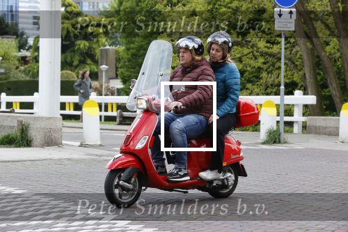Amsterdam 21 mei 2021
Martijn Krabbe met zijn vrouw Deborah op zijn vespa scooter