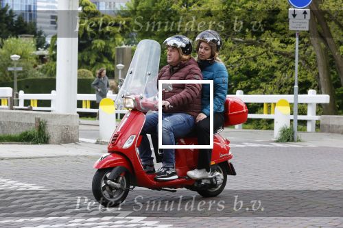 Amsterdam 21 mei 2021
Martijn Krabbe met zijn vrouw Deborah op zijn vespa scooter