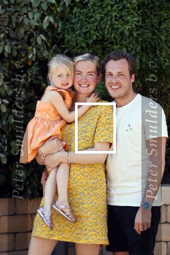 Noordwijk 31 mei en 1 juni 2021
Het nieuwe huis van Martien en Erica Meiland. Ze verhuizen vanuit Hengelo naar Noordwijk.
Aanwezig Martien Meiland Erica Meiland Maxime Meiland met dochter Claire en partner Leroy Molkenboer Montana Meiland met vrien Dirk Hoogstraten. Ook broer Jaap meiland en zijn vrouw Evelien helpen mee.