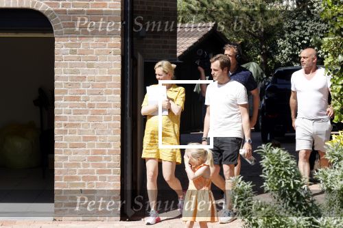 Noordwijk 31 mei en 1 juni 2021
Het nieuwe huis van Martien en Erica Meiland. Ze verhuizen vanuit Hengelo naar Noordwijk.
Aanwezig Martien Meiland Erica Meiland Maxime Meiland met dochter Claire en partner Leroy Molkenboer Montana Meiland met vrien Dirk Hoogstraten. Ook broer Jaap meiland en zijn vrouw Evelien helpen mee.