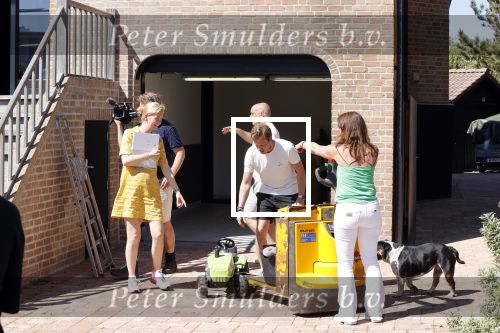 Noordwijk 31 mei en 1 juni 2021
Het nieuwe huis van Martien en Erica Meiland. Ze verhuizen vanuit Hengelo naar Noordwijk.
Aanwezig Martien Meiland Erica Meiland Maxime Meiland met dochter Claire en partner Leroy Molkenboer Montana Meiland met vrien Dirk Hoogstraten. Ook broer Jaap meiland en zijn vrouw Evelien helpen mee.