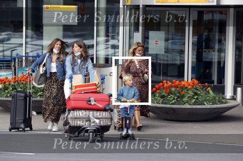 Schiphol 21 mei 2021
Monique Westenberg zoontje Andre Hazes jr en twee vriendinnen arriveren op schiphol na een vakantie op ibiza.
Haar vader komt ze halen .