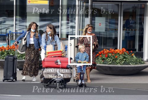 Schiphol 21 mei 2021
Monique Westenberg zoontje Andre Hazes jr en twee vriendinnen arriveren op schiphol na een vakantie op ibiza.
Haar vader komt ze halen .