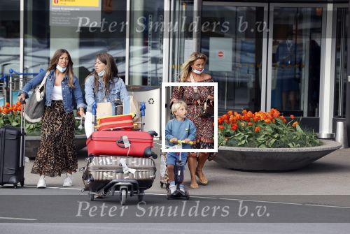 Schiphol 21 mei 2021
Monique Westenberg zoontje Andre Hazes jr en twee vriendinnen arriveren op schiphol na een vakantie op ibiza.
Haar vader komt ze halen .