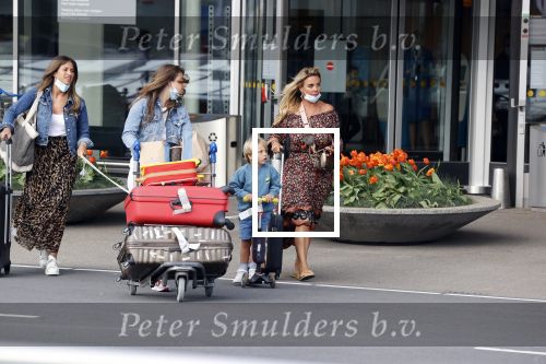Schiphol 21 mei 2021
Monique Westenberg zoontje Andre Hazes jr en twee vriendinnen arriveren op schiphol na een vakantie op ibiza.
Haar vader komt ze halen .