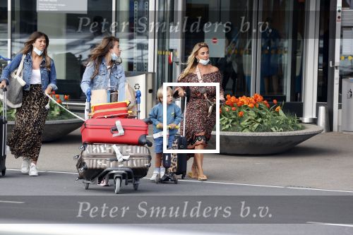 Schiphol 21 mei 2021
Monique Westenberg zoontje Andre Hazes jr en twee vriendinnen arriveren op schiphol na een vakantie op ibiza.
Haar vader komt ze halen .