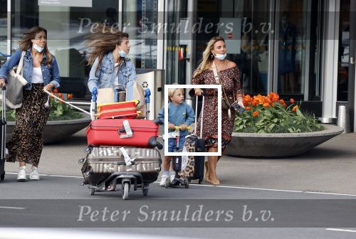Schiphol 21 mei 2021
Monique Westenberg zoontje Andre Hazes jr en twee vriendinnen arriveren op schiphol na een vakantie op ibiza.
Haar vader komt ze halen .