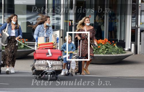 Schiphol 21 mei 2021
Monique Westenberg zoontje Andre Hazes jr en twee vriendinnen arriveren op schiphol na een vakantie op ibiza.
Haar vader komt ze halen .