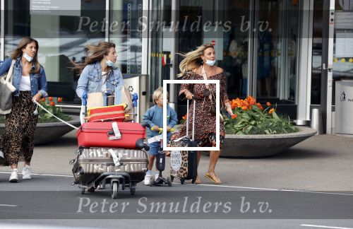 Schiphol 21 mei 2021
Monique Westenberg zoontje Andre Hazes jr en twee vriendinnen arriveren op schiphol na een vakantie op ibiza.
Haar vader komt ze halen .