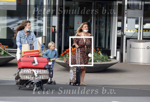 Schiphol 21 mei 2021
Monique Westenberg zoontje Andre Hazes jr en twee vriendinnen arriveren op schiphol na een vakantie op ibiza.
Haar vader komt ze halen .