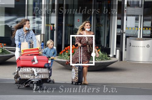 Schiphol 21 mei 2021
Monique Westenberg zoontje Andre Hazes jr en twee vriendinnen arriveren op schiphol na een vakantie op ibiza.
Haar vader komt ze halen .