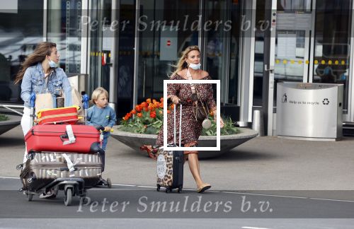 Schiphol 21 mei 2021
Monique Westenberg zoontje Andre Hazes jr en twee vriendinnen arriveren op schiphol na een vakantie op ibiza.
Haar vader komt ze halen .