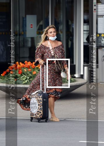 Schiphol 21 mei 2021
Monique Westenberg zoontje Andre Hazes jr en twee vriendinnen arriveren op schiphol na een vakantie op ibiza.
Haar vader komt ze halen .