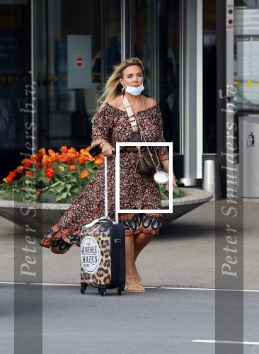 Schiphol 21 mei 2021
Monique Westenberg zoontje Andre Hazes jr en twee vriendinnen arriveren op schiphol na een vakantie op ibiza.
Haar vader komt ze halen .