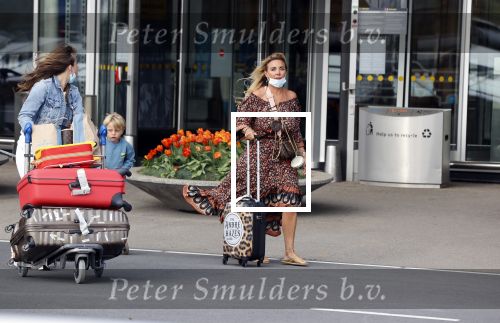 Schiphol 21 mei 2021
Monique Westenberg zoontje Andre Hazes jr en twee vriendinnen arriveren op schiphol na een vakantie op ibiza.
Haar vader komt ze halen .