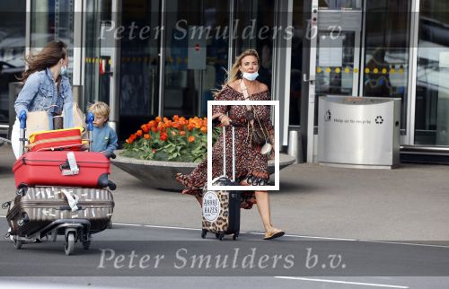 Schiphol 21 mei 2021
Monique Westenberg zoontje Andre Hazes jr en twee vriendinnen arriveren op schiphol na een vakantie op ibiza.
Haar vader komt ze halen .