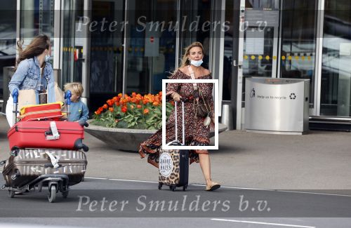 Schiphol 21 mei 2021
Monique Westenberg zoontje Andre Hazes jr en twee vriendinnen arriveren op schiphol na een vakantie op ibiza.
Haar vader komt ze halen .