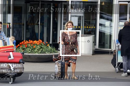 Schiphol 21 mei 2021
Monique Westenberg zoontje Andre Hazes jr en twee vriendinnen arriveren op schiphol na een vakantie op ibiza.
Haar vader komt ze halen .