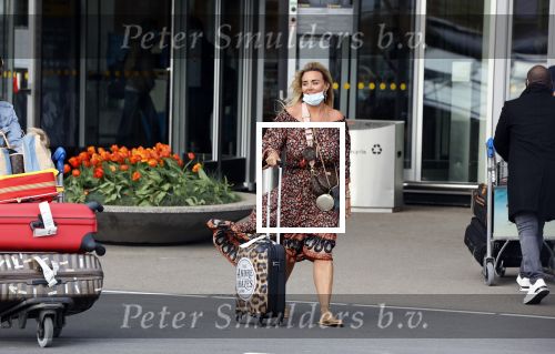 Schiphol 21 mei 2021
Monique Westenberg zoontje Andre Hazes jr en twee vriendinnen arriveren op schiphol na een vakantie op ibiza.
Haar vader komt ze halen .
