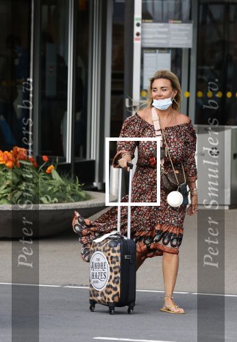 Schiphol 21 mei 2021
Monique Westenberg zoontje Andre Hazes jr en twee vriendinnen arriveren op schiphol na een vakantie op ibiza.
Haar vader komt ze halen .