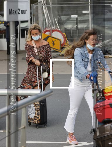 Schiphol 21 mei 2021
Monique Westenberg zoontje Andre Hazes jr en twee vriendinnen arriveren op schiphol na een vakantie op ibiza.
Haar vader komt ze halen .
