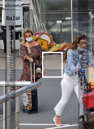 Schiphol 21 mei 2021
Monique Westenberg zoontje Andre Hazes jr en twee vriendinnen arriveren op schiphol na een vakantie op ibiza.
Haar vader komt ze halen .