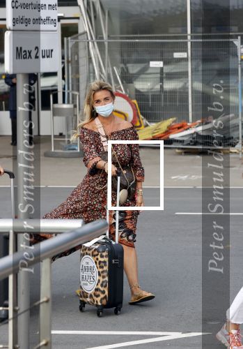 Schiphol 21 mei 2021
Monique Westenberg zoontje Andre Hazes jr en twee vriendinnen arriveren op schiphol na een vakantie op ibiza.
Haar vader komt ze halen .