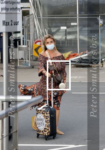 Schiphol 21 mei 2021
Monique Westenberg zoontje Andre Hazes jr en twee vriendinnen arriveren op schiphol na een vakantie op ibiza.
Haar vader komt ze halen .