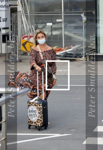 Schiphol 21 mei 2021
Monique Westenberg zoontje Andre Hazes jr en twee vriendinnen arriveren op schiphol na een vakantie op ibiza.
Haar vader komt ze halen .