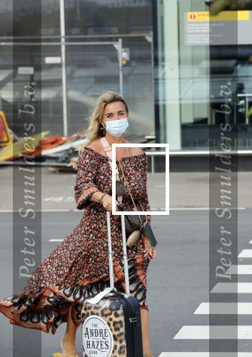 Schiphol 21 mei 2021
Monique Westenberg zoontje Andre Hazes jr en twee vriendinnen arriveren op schiphol na een vakantie op ibiza.
Haar vader komt ze halen .