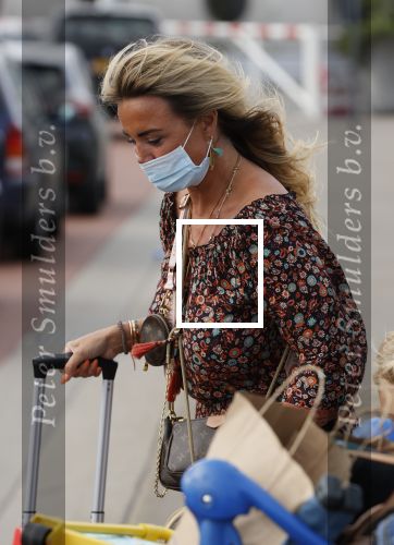 Schiphol 21 mei 2021
Monique Westenberg zoontje Andre Hazes jr en twee vriendinnen arriveren op schiphol na een vakantie op ibiza.
Haar vader komt ze halen .