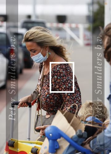 Schiphol 21 mei 2021
Monique Westenberg zoontje Andre Hazes jr en twee vriendinnen arriveren op schiphol na een vakantie op ibiza.
Haar vader komt ze halen .