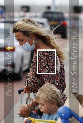 Schiphol 21 mei 2021
Monique Westenberg zoontje Andre Hazes jr en twee vriendinnen arriveren op schiphol na een vakantie op ibiza.
Haar vader komt ze halen .