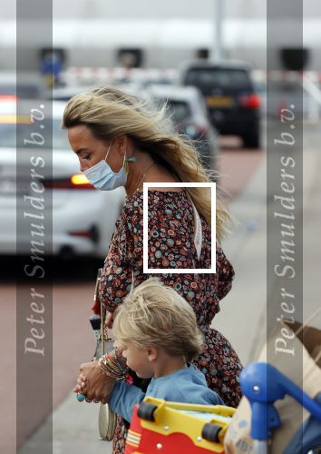 Schiphol 21 mei 2021
Monique Westenberg zoontje Andre Hazes jr en twee vriendinnen arriveren op schiphol na een vakantie op ibiza.
Haar vader komt ze halen .