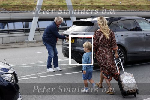 Schiphol 21 mei 2021
Monique Westenberg zoontje Andre Hazes jr en twee vriendinnen arriveren op schiphol na een vakantie op ibiza.
Haar vader komt ze halen .