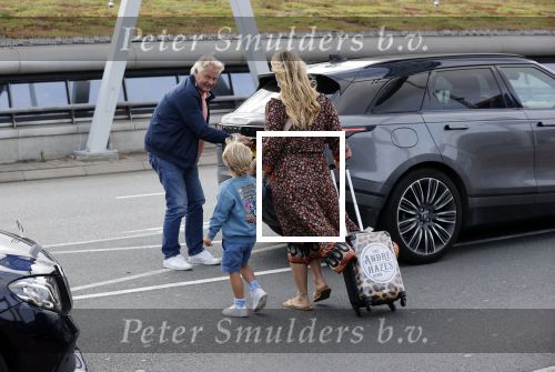 Schiphol 21 mei 2021
Monique Westenberg zoontje Andre Hazes jr en twee vriendinnen arriveren op schiphol na een vakantie op ibiza.
Haar vader komt ze halen .