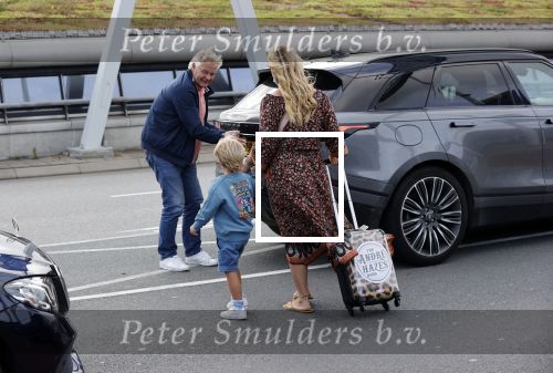 Schiphol 21 mei 2021
Monique Westenberg zoontje Andre Hazes jr en twee vriendinnen arriveren op schiphol na een vakantie op ibiza.
Haar vader komt ze halen .