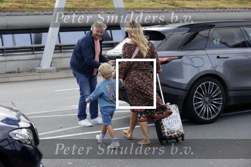 Schiphol 21 mei 2021
Monique Westenberg zoontje Andre Hazes jr en twee vriendinnen arriveren op schiphol na een vakantie op ibiza.
Haar vader komt ze halen .