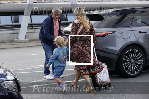 Schiphol 21 mei 2021
Monique Westenberg zoontje Andre Hazes jr en twee vriendinnen arriveren op schiphol na een vakantie op ibiza.
Haar vader komt ze halen .