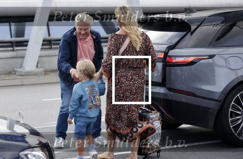 Schiphol 21 mei 2021
Monique Westenberg zoontje Andre Hazes jr en twee vriendinnen arriveren op schiphol na een vakantie op ibiza.
Haar vader komt ze halen .